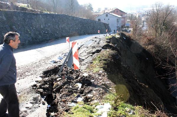 25 köye ulaşımın sağlandığı yol heyelandan kapandı