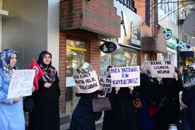 Bank Asya şubesi önünde pankartlı sessiz protesto