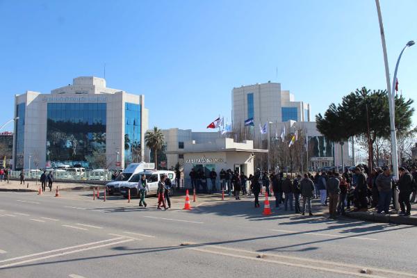 Yerlerinden olan pazarcılar belediyeye tepki gösterdi