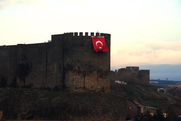 Sur'a dev Türk bayrağı asıldı