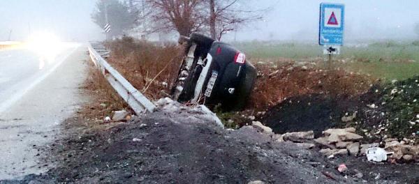 Andırın'da hafif ticari araç devrildi: 2 yaralı
