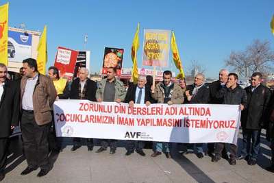 Alevi derneklerinden eğitim protestosu