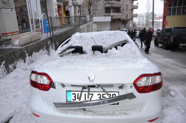 Hakkari'de çatıdan otomobilin üzerine kar kütlesi düştü