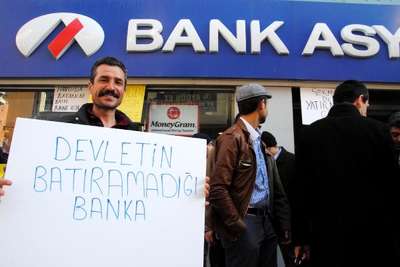 BDDK kararını Bank Asya'ya para yatırarak protesto ettiler
