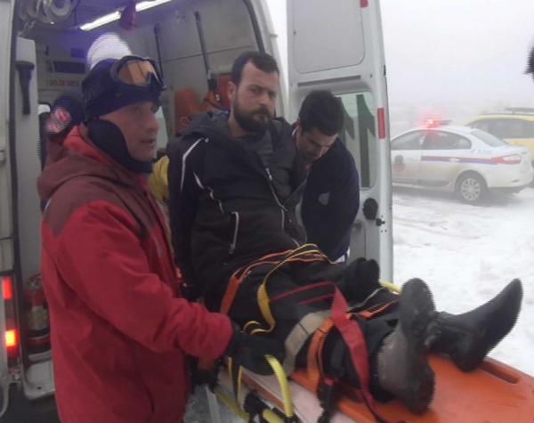 Uludağ'da kullandığı kar motorunun altında kalıp yaralandı