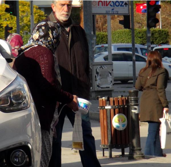 Kola dolu sonda torbasıyla dilenen kadın yine ortaya çıktı