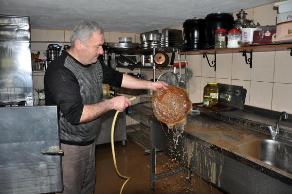 Bartın'da taşkın sonrası işyerlerinde temizlik