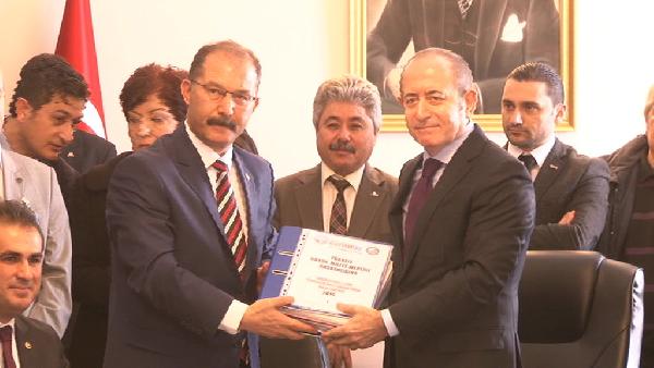 Öğretmenlerin ek göstergesi için toplanılan 100 bin imza TBMM'ye verildi