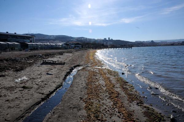 Çanakkale'de deniz 3 metre çekildi