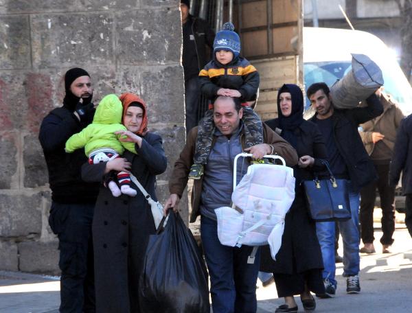 Sur'da sokağa çıkma yasağı 6 mahalleye düşürüldü, göç devam ediyor