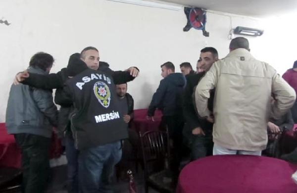 Mersin'de parti binasına kumar baskını: 99 gözaltı