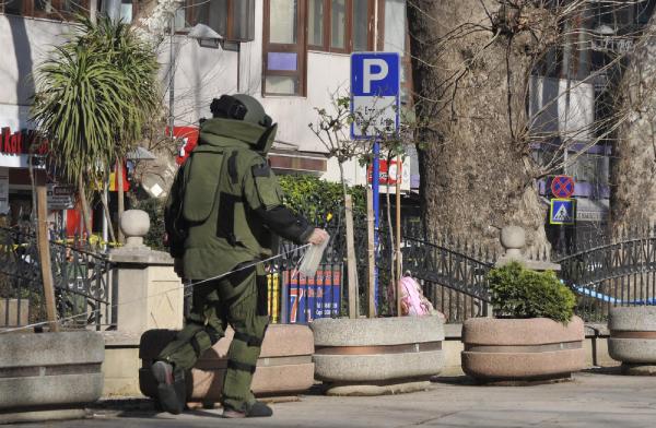 Caminin avlusuna bırakılan çanta korkuttu