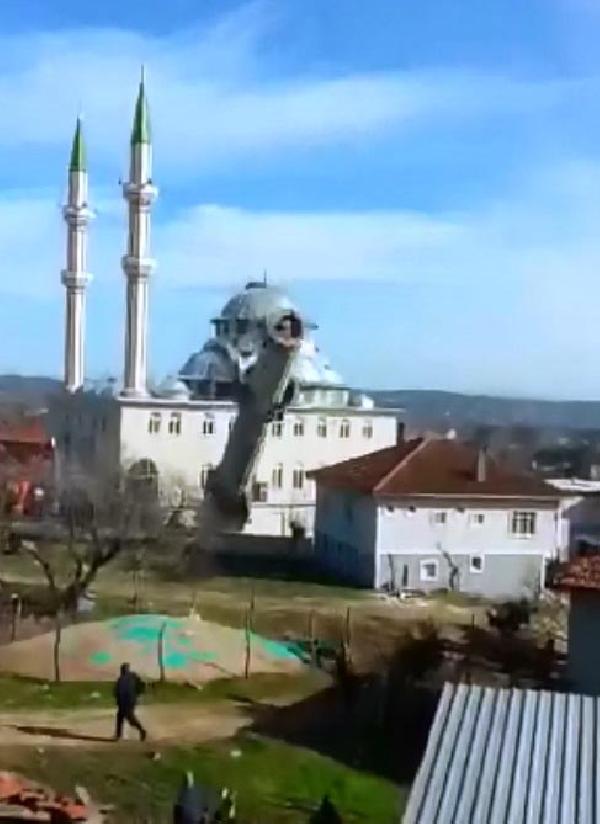 Eski minare yıkıldı