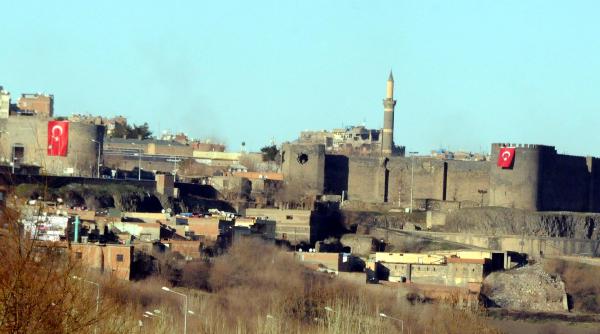 Sur'da sokağa çıkma yasağı 6 mahalleye düşürüldü, göç devam ediyor (2)