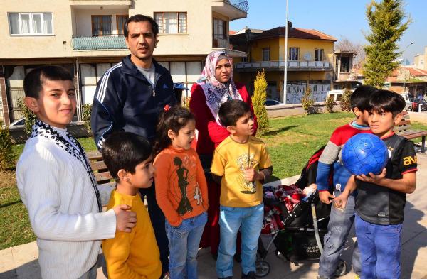 Temeli kayan 5 katlı binaya vinç desteği