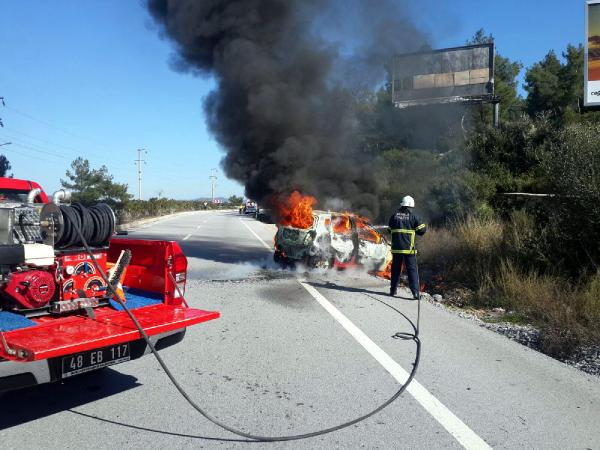 Yanan otomobilin kadın sürücüsü son anda canını kurtardı