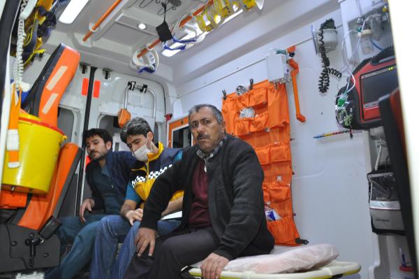 Ambulans otomobile arkadan çarptı: 4 yaralı