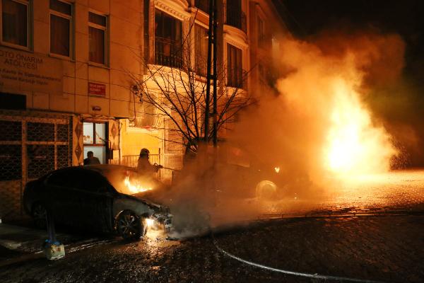 Kağıthane'de 7 araç kundaklandı