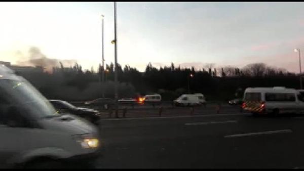 Cevizlibağ'da bir minibüs alev alev yandı