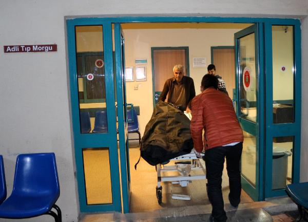 Eşini başına çekiçle vurarak öldürdü