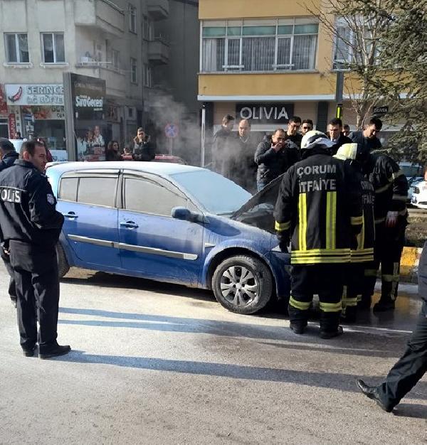 Hareket halindeki otomobil motor kısmından alev aldı