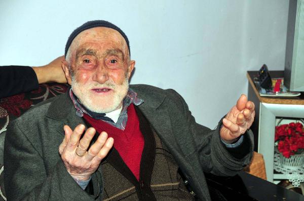 93 yaşındaki Mehmet dede odun kırıp, spor yapıyor