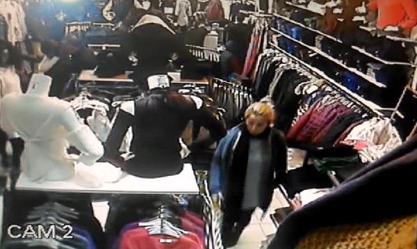 ATM'den para çekeni takibe başlayan hırsız amacına mağazada ulaştı, güvenlik kamerasına yakalandı