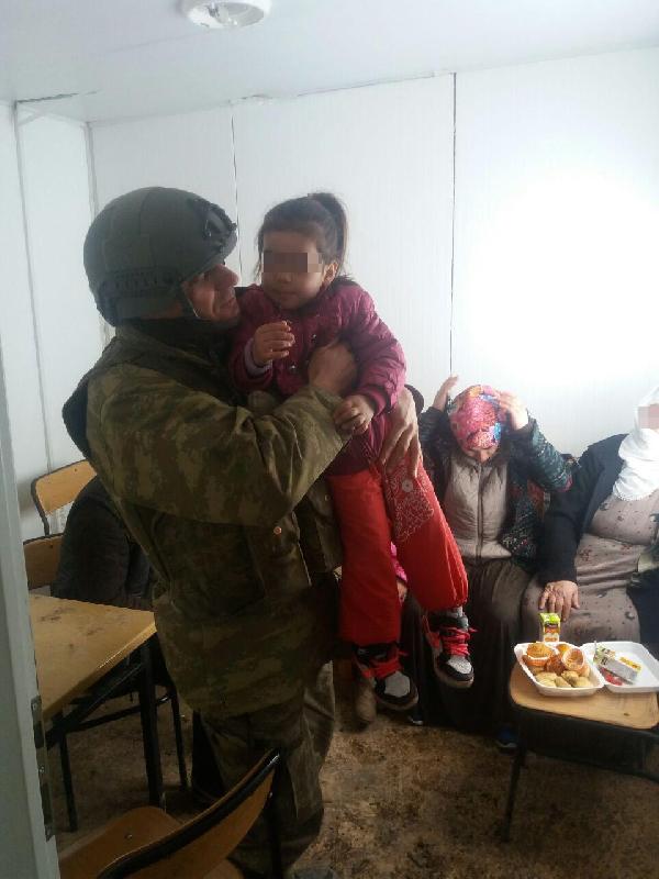 Sur'da mahsur kalan aile askerin yardımıyla tahliye edildi