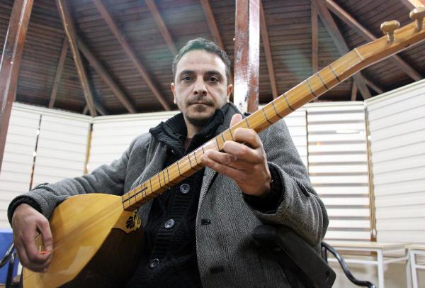 Engelini, saz çalıp türkü söyleyerek unutuyor