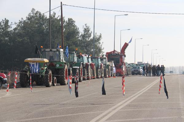 Yunanlı çiftçiler Pazarkule yolunu kapattı