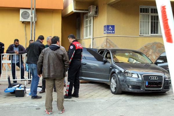 Polis uygulamasından kaçan otomobilde silahlı 3 kişi
