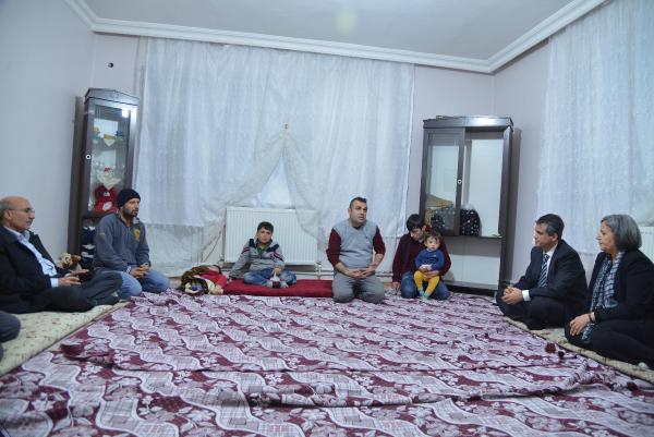 Eş başkanlardan evlerini terk eden Sur mağduru ailelere ziyaret
