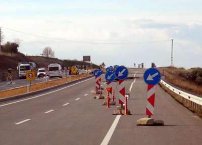 Karayolundaki çatlak büyüyünce yol kapatıldı, ulaşım karşı şeride alındı
