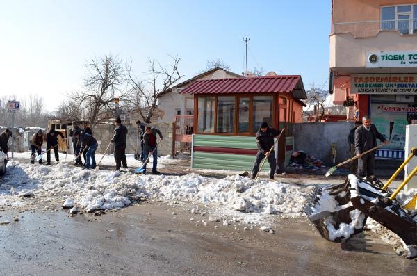 Adilcevaz Belediyesi'nden kış temizliği