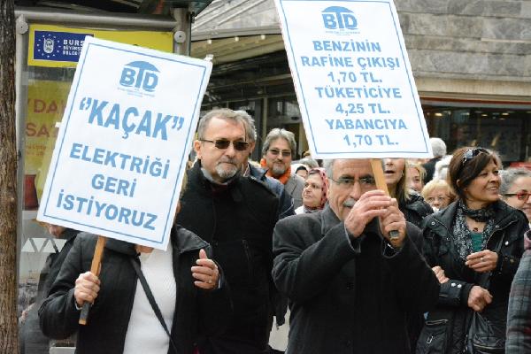 Bursa'da tüketiciler indirim için yürüdü