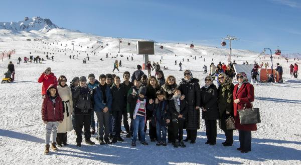 Sevgi Evleri'ndeki çocuklar Erciyes'te eğlendi