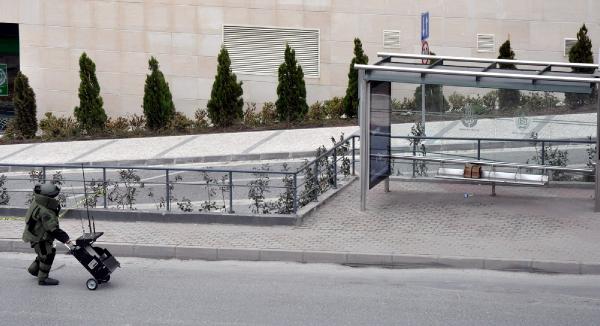 Otobüs durağına bırakılan koliden piknik tüpü çıktı