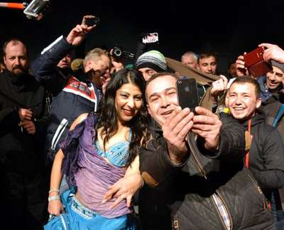 YENİ YILA KAYAK PİSTİNDE DANSÖZ OYNATARAK GİRDİLER