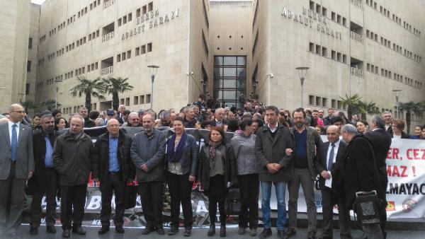 KESK'ten sürgün iddiasına adliye önünde protesto