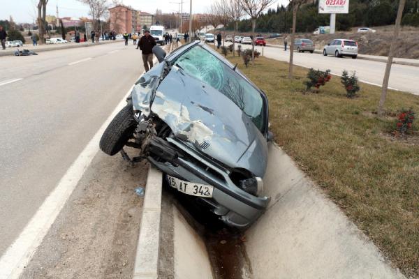Otomobille çarpışan kasksız motosiklet sürücüsü öldü