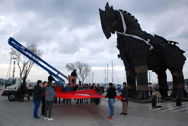 Truva Atı'na beyaz fulara 'Türk bayraklı' tepki