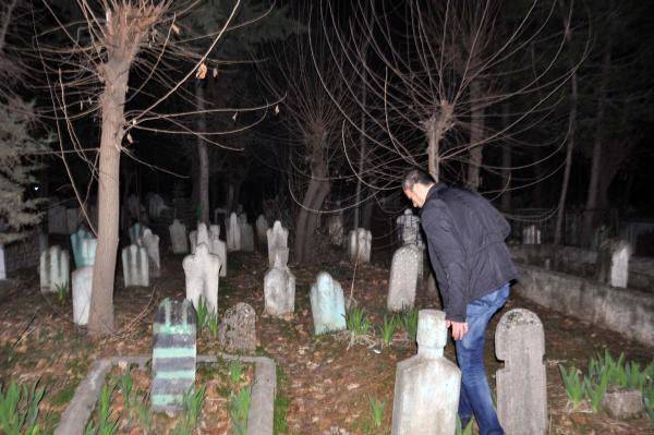 Polisler mezarlıkta arama yaptı