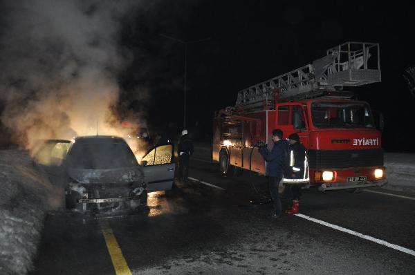 Polis memuru ve ailesi, yanan otomobilden zor kurtuldu