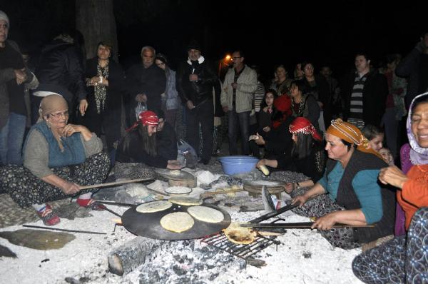 Finike'de nesillerdir sürdürülen 'Pıngıdık' geleneği