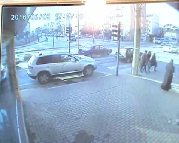 Ambulansa yol vermek isterken böyle kaza yaptı