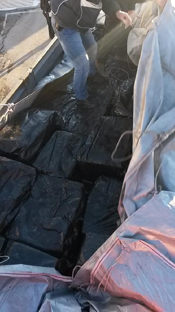 Kamyondan 101 bin paket kaçak sigara çıktı
