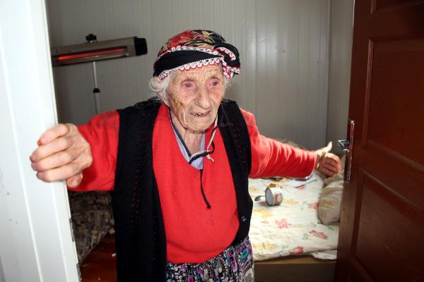 Konteynerde yaşayan 95 yaşındaki kadın yaşam merkezine yerleştirildi