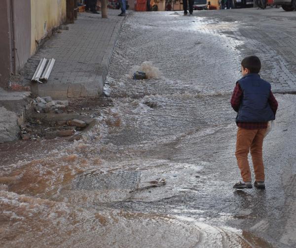 İslahiye'de boru patladı, tonlarca su yola aktı