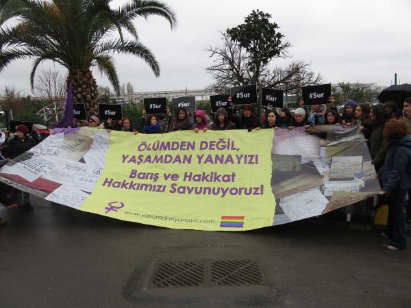 Kadınlar "Barış nöbeti" için Diyarbakır'a gitti