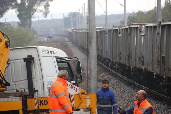 İki tren çarpıştı, makinistler yaralandı